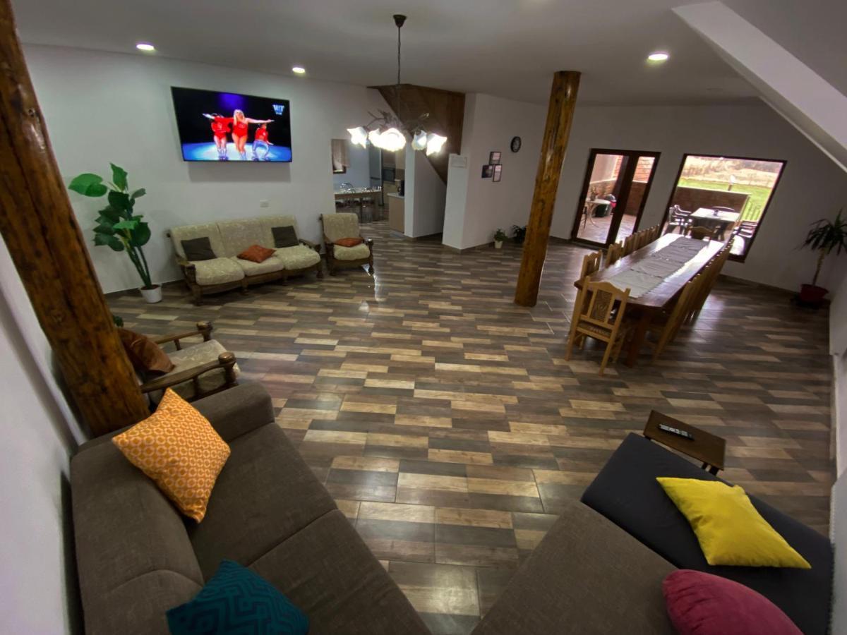 Casa Monica Guest House Dragus ภายนอก รูปภาพ