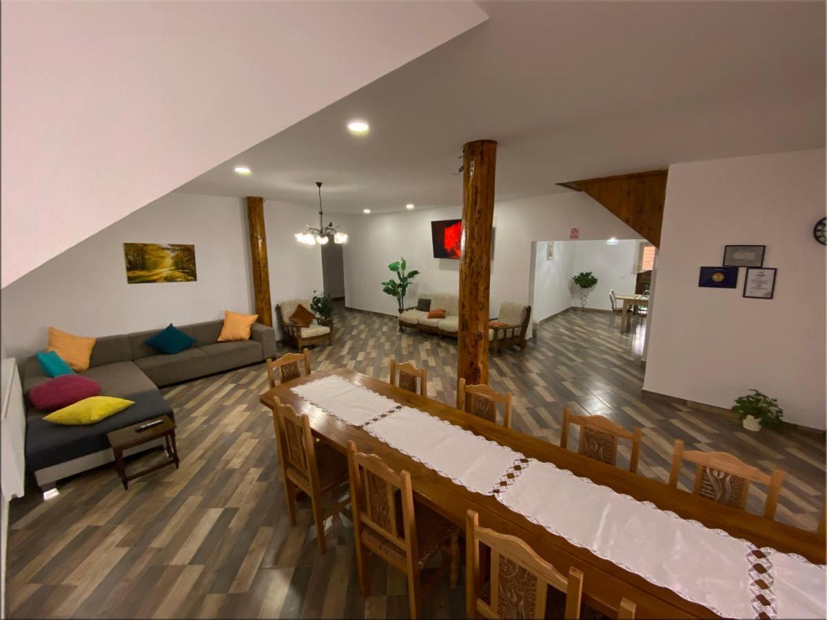 Casa Monica Guest House Dragus ภายนอก รูปภาพ