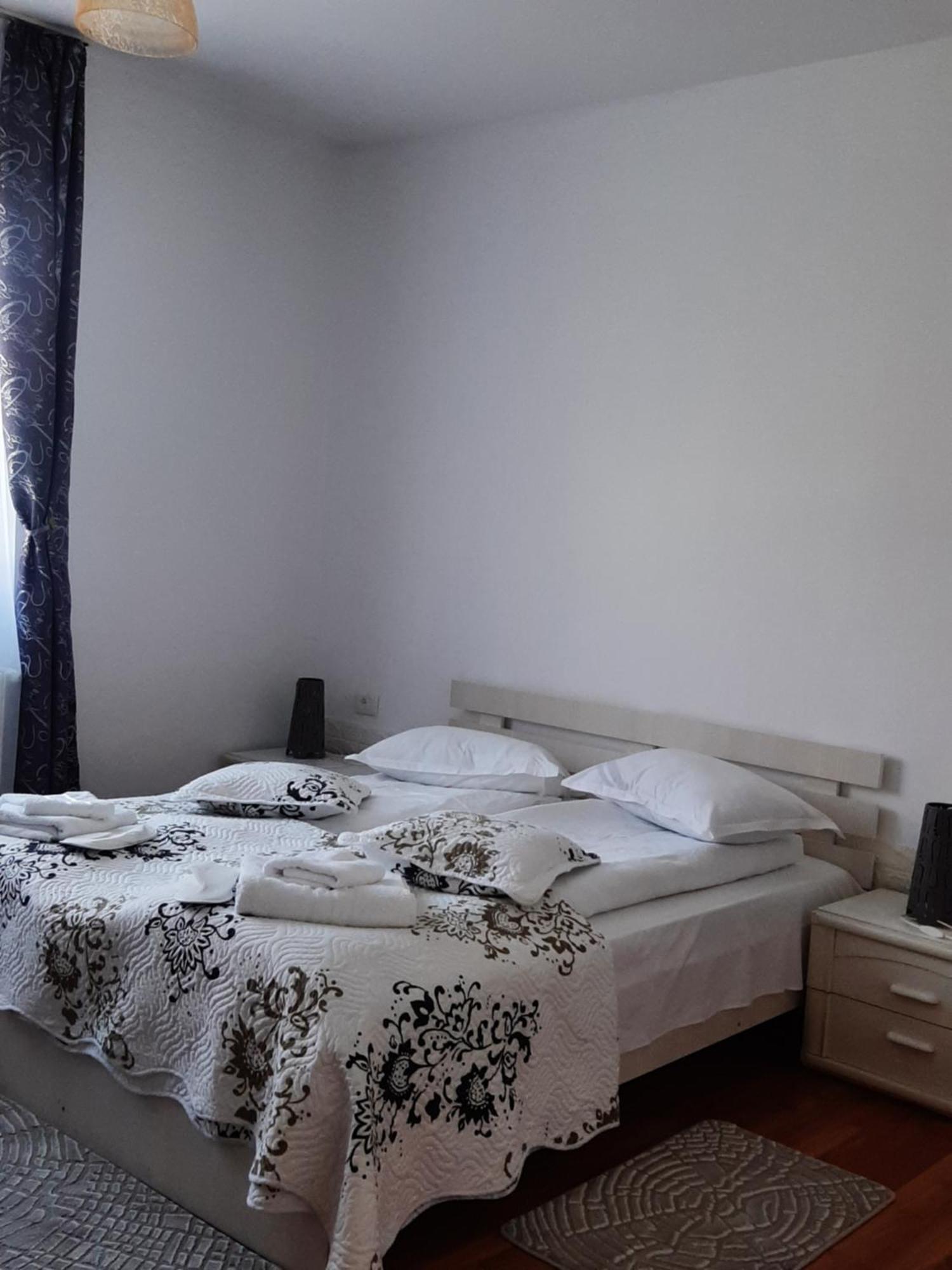 Casa Monica Guest House Dragus ภายนอก รูปภาพ