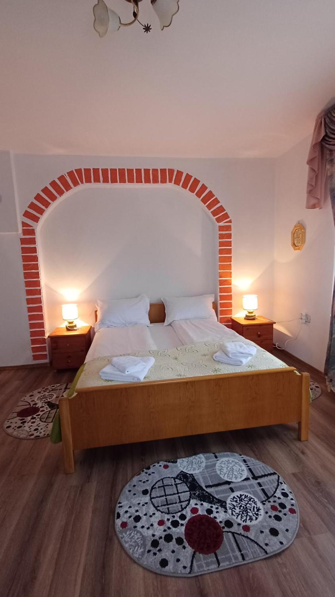 Casa Monica Guest House Dragus ภายนอก รูปภาพ