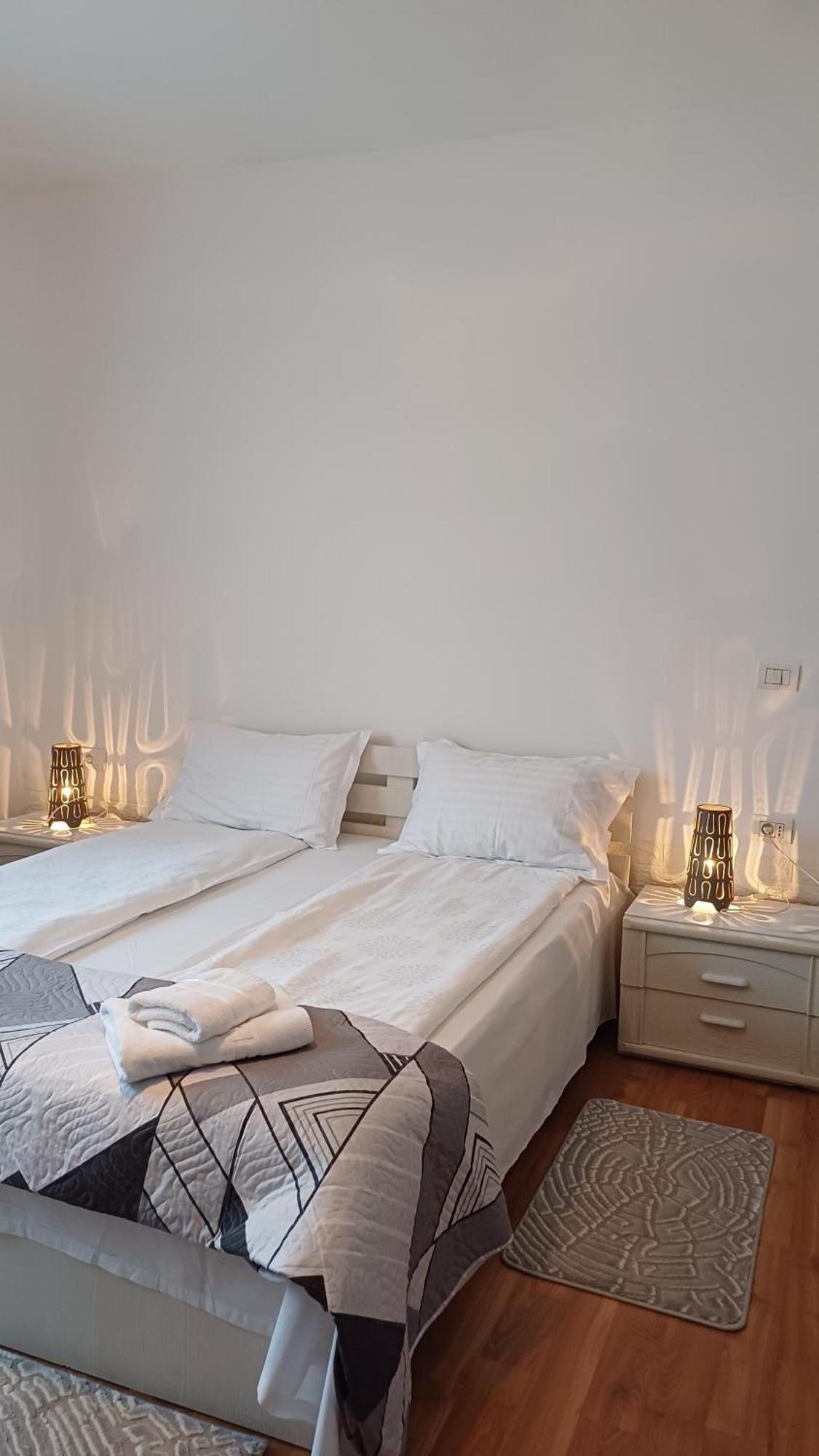 Casa Monica Guest House Dragus ภายนอก รูปภาพ